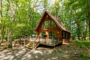 a small cabin in the woods with a deck at Grossis Geschenk by Railey Vacations in Swanton