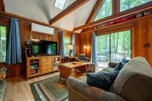 a living room with a couch and a tv at Grossis Geschenk by Railey Vacations in Swanton +37 photos