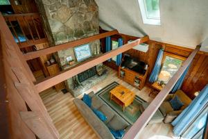 an overhead view of a living room with a table and a fireplace at Grossis Geschenk by Railey Vacations in Swanton
