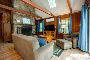 a living room with a couch and a fireplace at Grossis Geschenk by Railey Vacations in Swanton