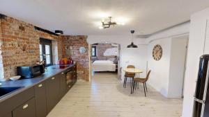 a kitchen with a counter and a table in a room at Apartment 22 - zentrumsnah - Parkplatz in Coburg