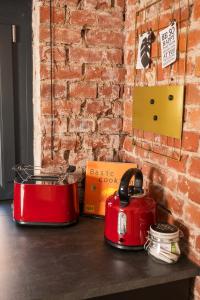 a red tea kettle and a toaster on a counter at Apartment 22 - zentrumsnah - Parkplatz in Coburg