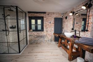 a bathroom with a glass shower and a sink at Apartment 22 - zentrumsnah - Parkplatz in Coburg +17 photos