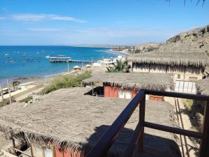 a view of the beach from a balcony at Departamento 1 dormitorio in Máncora