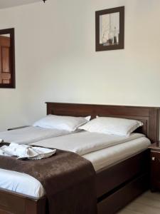 two beds sitting next to each other in a room at Pensiunea Merişor in Răchiţele +41 photos