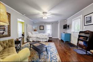 a living room with a bed and a couch at Peaceful Private Cottage, Walk to Park & 5 Mins to Downtown in Nashville