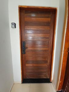 a wooden door in a room with a floor at Fully equipped apartment - Jardim Boa Vista in Caruaru