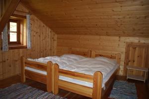 a bedroom with a bed in a log cabin at Fröschlhütte in Oberpirkach