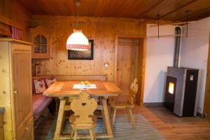 a dining room with a wooden table and chairs at Ferienhütte Windlegern in Neukirchen