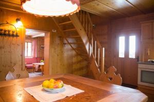 a bowl of fruit on a wooden table in a room at Ferienhütte Windlegern in Neukirchen