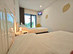 a hotel room with two beds and a television at Quinta do Botas in Moimenta