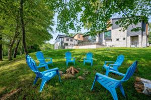a group of blue chairs sitting in the grass at Sweet Dreams by Railey Vacations in McHenry