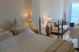 a bedroom with a bed and a couch and a chair at HyggeWaves in Bogliasco