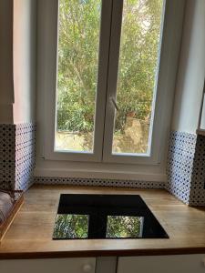 a kitchen with a large window and a sink at HyggeWaves in Bogliasco
