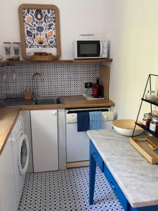 a small kitchen with a sink and a dishwasher at HyggeWaves in Bogliasco