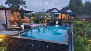 a swimming pool in the backyard of a house at Munduk Pondok Canopee in Ambengan