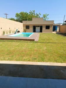 a house with a swimming pool in the yard at Espaço Real in Manhã