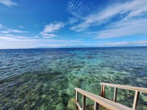 a view of the ocean from a pier at Island Time house in Utila