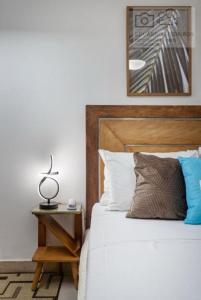 a bed with a wooden headboard and a side table at Studio Centro - 7 Copas in Rio de Janeiro