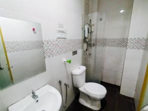 a bathroom with a toilet and a sink at Cahaya Hanson BilikXpert in Kuala Lumpur