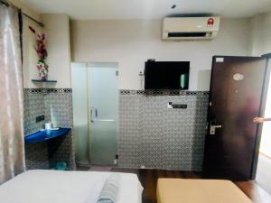 a bathroom with a glass door and a shower at Cahaya Hanson BilikXpert in Kuala Lumpur