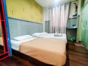 two twin beds in a room with a window at Cahaya Hanson BilikXpert in Kuala Lumpur +28 photos