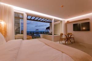 a bedroom with a bed and a view of the ocean at Pousada Aysú in Japaratinga +35 photos