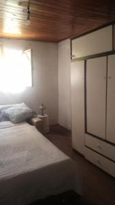 a bedroom with a bed and a window in it at Nuevo Ciclo in Tigre