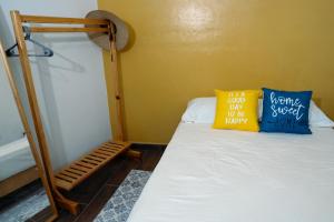 a bunk bed with a yellow wall and a yellow pillow at Rincón pochutleco in San Pedro Pochutla