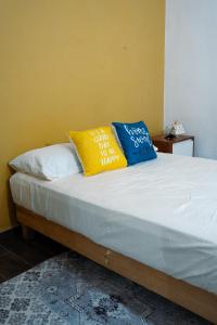 two pillows sitting on a bed in a room at Rincón pochutleco in San Pedro Pochutla