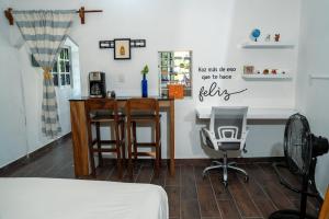 a room with a desk and two chairs and a table at Rincón pochutleco in San Pedro Pochutla