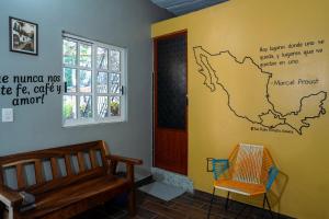 a room with a bench and a map on the wall at Rincón pochutleco in San Pedro Pochutla +1 photo