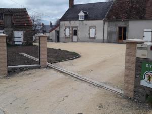 an empty driveway in front of a house at Maison Indépendante avec Jardin Sud Berry - FR-1-591-751 in Crozon-sur-Vauvre
