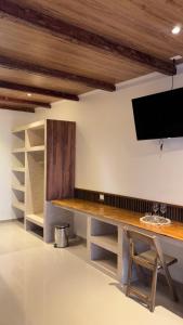 Uma TV ou centro de entretenimento em Hotel Toconar