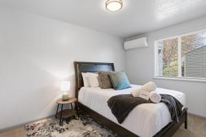 a bedroom with a bed and a window at Siesta Sunset in Boise