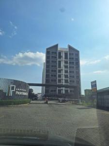 a tall building in front of a parking lot at Alor Setar Imperio Studio by IM Staycation in Alor Setar
