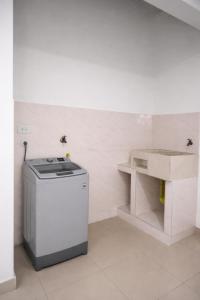 a white kitchen with a sink and a trash can at Inmosolaris in Cali