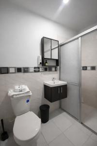 a bathroom with a toilet and a sink and a shower at Inmosolaris in Cali