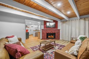 a living room with a couch and a fireplace at Tahoe Mountain Inn in South Lake Tahoe