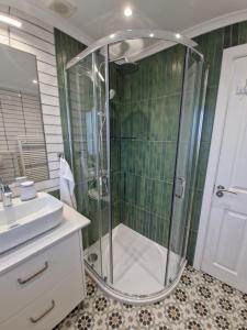a bathroom with a shower and a sink at Justina's House in East Kilbride +18 photos