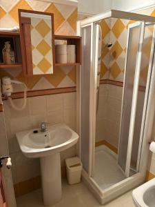 a bathroom with a sink and a shower at Apartamentos rurales FlordeLinto in La Cárcoba +31 photos