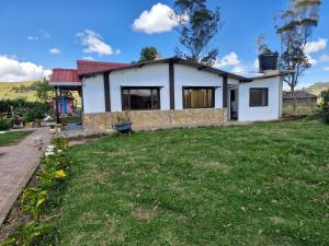 a house with a lawn in front of it at Villa Alejandra in Quebrada Vieja