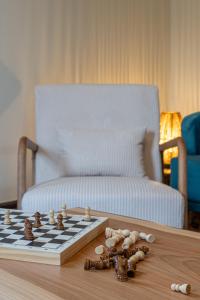 a chess board on a table in front of a chair at Vista Verde Retreat in Bretanha