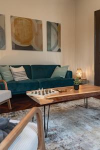 a living room with a green couch and a wooden table at Vista Verde Retreat in Bretanha