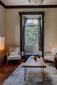 a living room with a coffee table and a window at Vista Verde Retreat in Bretanha