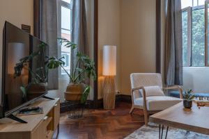 a living room with a flat screen tv and plants at Vista Verde Retreat in Bretanha