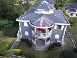 an aerial view of a house with a roof at Villa familiale pensé pour vous in Les Abymes