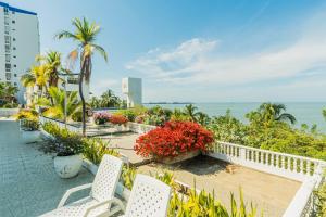 a view of the ocean from the balcony of a resort at Paraíso By Elemnt Rentals in Santa Marta
