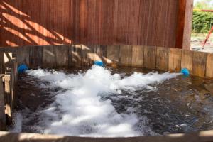 a small pool of water in a wooden container at Cabañas Los Culenes in Colbún