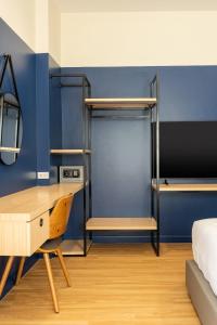 a bedroom with a desk and bunk beds at Reach Home Hatyai in Hat Yai